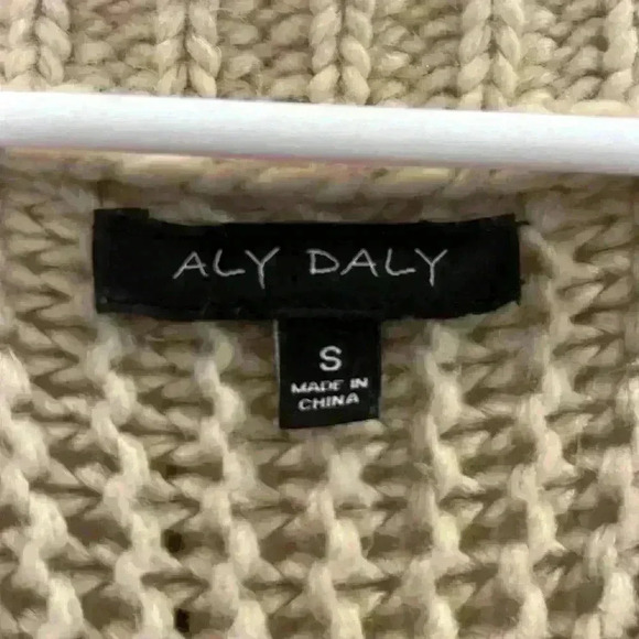 Women’s tan oversized cardigan ALY DALY size small S Thick cable lots of texture - Picture 2 of 6